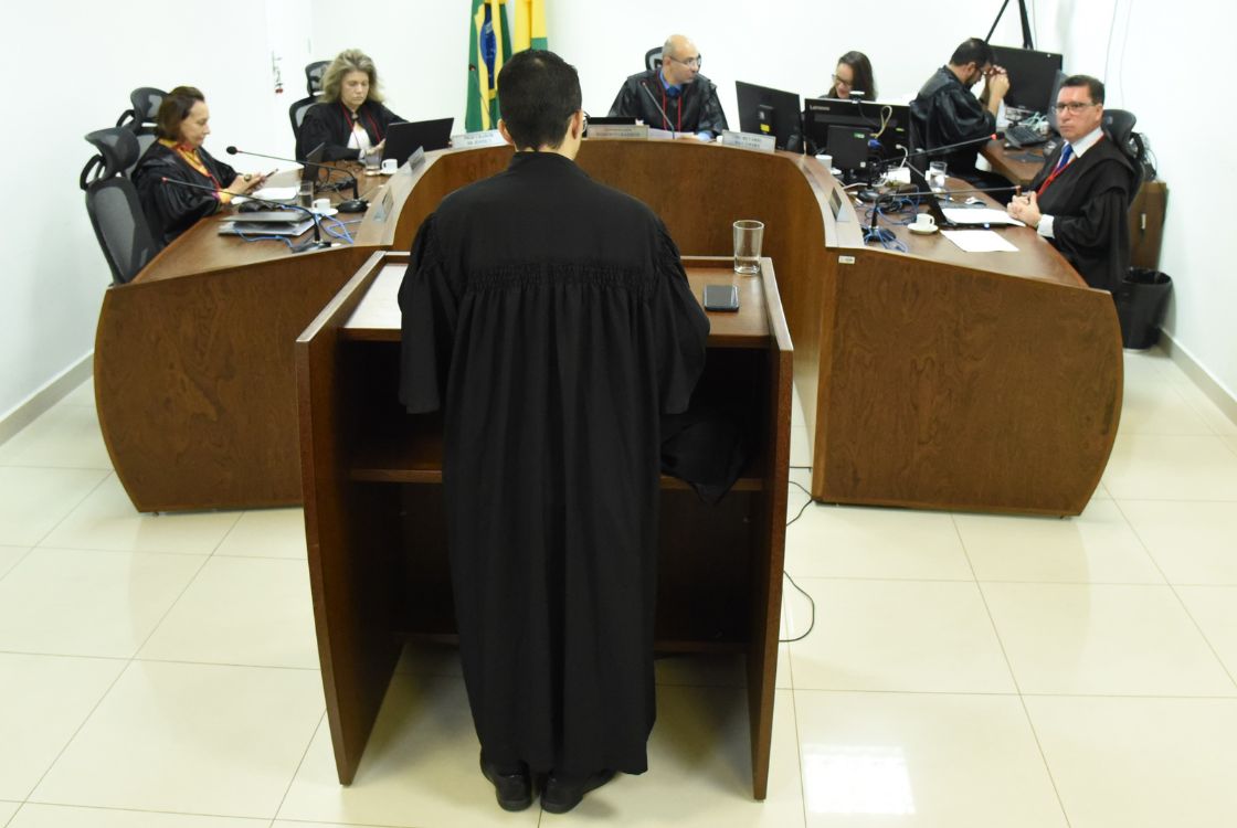 Imagem feita na sala da 1ª Câmara Cível do Tribunal de Justiça do Acre, localizada na rua Tribunal de Justiça, sem número, bairro Via Verde, na cidade de Rio Branco, Estado do Acre, onde advogados, procuradores, juízes e desembargadores realizando a primeira sessão de ano de 2024. Vinte e nove processos pautam a primeira sessão de 2024 da 1ª Câmara Cível Presidida pelo desembargador Roberto Barros, a 1ª Câmara Cível, também é composta, na condição de membros, pela desembargadora Eva Evangelista e pelo desembargador Laudivon Nogueira A primeira sessão de 2024 da 1ª Câmara Cível do Tribunal de Justiça do Acre (TJAC) foi realizada nesta quinta-feira, 8. Os membros do Colegiado retornaram aos julgamentos de forma ordenada, ressaltando o compromisso com a busca pela justiça e a equidade. Desembargador Roberto Barros, presidente do Colegiado, efetuou a abertura oficial e falou de suas expectativas. “Estamos abrindo o ano judiciário com a expectativa que possamos continuar julgando muito, mas com qualidade, mantendo a jurisprudência do Tribunal íntegra e acima de tudo contribuindo com a prestação jurisdicional. Esperamos bater todas as metas que estão previstas para esse ano, contribuindo com produtividade do TJ do Acre no decorrer de 2024 e acima de tudo, atendendo às expectativas dos jurisdicionados, que tenha suas causas julgadas com rapidez, com segurança jurídica e acima de tudo com humanidade”, concluiu. Compõe também a 1ª Câmara Cível, na condição de membros, a desembargadora Eva Evangelista e o desembargador Laudivon Nogueira. Representando o Ministério Público do Acre (MPAC), estava a procuradora de Justiça Alessandra Marques. A pauta da primeira sessão foi composta por 29 processos com classificação variada como Apelação Cível, Agravo de Instrumento, Petições, Remessas Necessárias e outros.