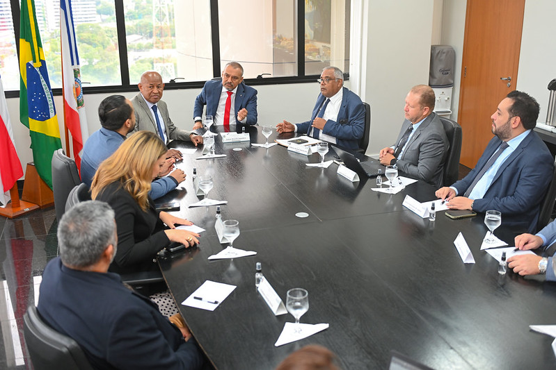 Foto do encontro de corregedores-gerais de Justiça da Região. Ao redor de uma mesa de cor preta, estão sete homens e uma mulher.