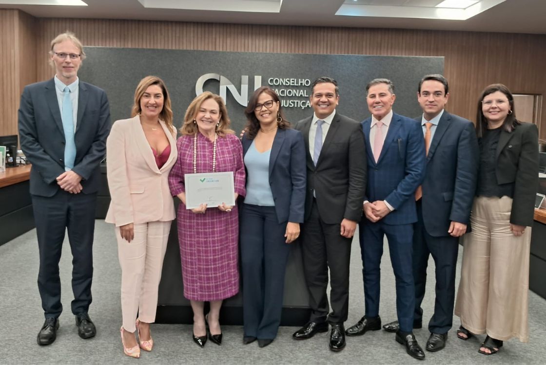 Imagem feita no Conselho Nacional de Justiça, localizado na SAF SUL Quadra 2 Lotes 5/6, na capital do País, Brasília, Distrito Federal, onde a presidente do Tribunal de Justiça do Acre, Regina Ferrari, recebeu menção honrosa na XIV edição do Prêmio “Conciliar é Legal”, ela está acompanhada de conselheiros do Conselho Nacional de Justiça. TJAC recebe menção honrosa no Prêmio ‘Conciliar é Legal’ Justiça acreana recebeu a honraria pelo seu desempenho durante a 18ª Semana Nacional de Conciliação, realizada em novembro do ano passado O Tribunal de Justiça do Acre (TJAC) recebeu menção honrosa na XIV edição do Prêmio “Conciliar é Legal”, que aconteceu nesta terça-feira, 16, durante a 5ª Sessão Ordinária do Conselho Nacional de Justiça (CNJ). A desembargadora-presidente Regina Ferrari participou da solenidade e recebeu das mãos do presidente da Comissão de Solução Adequada de Conflitos, conselheiro Marcos Vinícius Jardim, o reconhecimento pelo Poder Judiciário acreano ter se destacado em ações para a solução consensual de conflitos. “Agradeço a todos que contribuíram para este momento especial. Este reconhecimento é resultado de esforço e dedicação de nossas servidoras, servidores, magistradas, magistrados e também dos nossos usuários que entendem que conciliar é ganho para ambas as partes. É o reconhecimento do valor do trabalho árduo e da perseverança de todos em prol de garantir a justiça”, comentou a desembargadora Retina Ferrari. Foram 12 pessoas e instituições que receberam a honraria, integrantes do Poder Judiciário brasileiro e instituições do setor público e privado, que desenvolveram práticas de conciliação e o Judiciário acreano foi agraciado com a menção honrosa pelo melhor desempenho durante a 18ª Semana Nacional de Conciliação, realizada em novembro de 2023. O ministro Roberto Barroso, presidente do CNJ, cumprimentou os agraciados na 14ª edição do Prêmio e o conselheiro Marcos Vinícius conduziu a sessão de entrega das menções, acompanhado dos integrantes da Comissão de Solução Adequada de Conflitos do CNJ, a conselheira e conselheiros: Mônica Nobre, Giovanni Olsson e Marcello Terto e Silva. “Conciliar é Legal” O Prêmio homenageia tribunais e equipes do Poder Judiciário, instituições de ensino, organizações estimula a resolução consensual de conflitos, com intuito de reconhecer a eficiência e produtividade dos tribunais brasileiros, além de incentivar boas práticas e projetos inovadores por parte da sociedade. “Parabenizo aqueles que se inscreveram, aqueles que receberam menção honrosa e os vencedores do prêmio, seus esforços exemplares merecem ser reconhecidos e celebrados, pois contribuem para disseminação e fortalecimento da cultura da conciliação e da pacificação social de todo o território nacional. Sigamos firmes no caminho do entendimento mútuo e da restauração pacifica das relações sociais ”, disse Marcos Vinícius.