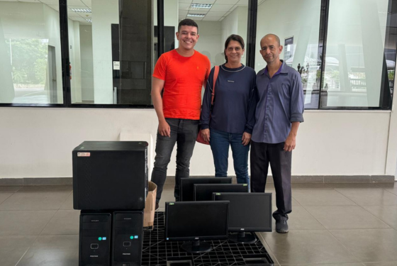 Imagem feita no átrio do edifício-sede da Justiça acreana, situado na rua Tribunal de Justiça, sem número, bairro Via Verde, cidade de Rio Branco, Estado do Acre, onde representantes da Diretoria de Tecnologia da Informação no canto direito, entregando computadores para os representantes da Secretaria de Meio Ambiente, localizado no canto esquerdo e central, do município de Senador Guiomard. TJAC doa computadores para Secretaria de Meio Ambiente de Senador Guiomard Eles serão empregados em atividades administrativas e educativas desenvolvidas pelo município O Tribunal de Justiça do Acre (TJAC), por meio da Diretoria de Tecnologia da Informação (Ditec), realizou a doação de computadores para a Secretaria de Meio Ambiente (Semma) do município de Senador Guiomard. A entrega ocorreu nesta quinta-feira, 18, no átrio do edifício-sede da Justiça acreana, em Rio Branco. No encontro, foram doadas quatro máquinas completas, além de periféricos e acessórios, como mouses, teclados e cabos de força e rede. Segundo o servidor da Ditec, Cláudio Silva, os equipamentos estão em ótimo estado de conservação, capazes de contribuir em inúmeras atividades, e foram concedidos por estarem subutilizados. A representante da Semma, secretária Maria do Socorro Prado, ressaltou que os computadores auxiliarão na realização de ações de educação ambiental na comunidade rural e urbana do município, como também nos trabalhos administrativos da Secretaria e do Conselho Municipal do Meio Ambiente. Por fim, a secretária municipal agradeceu o Poder Judiciário acreano pela célere resposta dada à Prefeitura de Senador Guiomard e por sua iniciativa sustentável, ao dar nova destinação para equipamentos de informática ao invés de descartá-los.