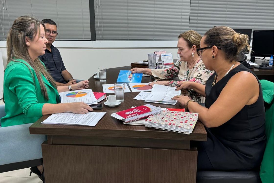 Imagem feita na sala de reuniões da sede do Tribunal de Justiça do Acre, situado na rua Tribunal de Justiça, sem número, bairro Via Verde, cidade de Rio Branco, Estado do Acre, onde mostra a desembargadora-presidente, Regina Ferrari, em reunião para alinhar fluxo de serviços do Judiciário acreano. Reunião com equipe do NATjus Alinhamento no fluxo de serviço A presidente do TJAC, desembargadora Regina Ferrari, reuniu-se com a equipe técnica do Núcleo de Apoio Técnico em Saúde (Natjus), nesta quarta-feira, 17, para alinhamento no fluxo de serviço. O NATjus proporciona subsídios técnicos para a tomada de decisão com base em evidência científica nas ações relacionadas com a saúde, pública e suplementar, visando, assim, aprimorar o conhecimento técnico dos magistrados para solução das demandas, bem como conferindo maior celeridade no julgamento das ações judiciais.