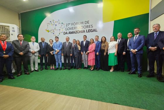 Imagem feita no auditório do Departamento Estadual de Trânsito do Acre, por ocasião do 27º Fórum de Governadores, localizado na Estrada Dias Martins nº 894, bairro Jardim Primavera, Rio Branco, Acre, onde a presidente do Tribunal de Justiça do Acre, Regina Ferrari, acompanhada de magistradas e magistrados dos Tribunais de Justiça do Pará, Mato Grosso, Amazonas, Tocantins, Amapá e da Corte Superior de Justiça de Madre de Dios, no Peru, e do Presidente do Tribunal Departamental de Justiça de Pando, Bolívia, dialogaram com os governadores da região Norte, reunidos em Rio Branco. Presidentes dos tribunais da Amazônia Legal dialogam com governadores da região Norte Magistrados representando os tribunais de Justiça do Acre, Pará, Mato Grosso, Amazonas, Tocantins, Amapá e da Corte Superior de Justiça de Madre de Dios, no Peru, e Tribunal Departamental de Justiça de Pando, na Bolívia, estiveram no 27º Fórum de Governadores da Amazônia Legal, nesta sexta-feira, 12 Iniciando o Encontro de Tribunais de Justiça da Amazônia Legal, nesta sexta-feira, 12, a presidente do Tribunal de Justiça do Acre (TJAC), Regina Ferrari, acompanhada de magistradas e magistrados dos Tribunais de Justiça do Pará, Mato Grosso, Amazonas, Tocantins, Amapá e da Corte Superior de Justiça de Madre de Dios, no Peru, e do Presidente do Tribunal Departamental de Justiça de Pando, Bolívia, dialogaram com os governadores da região Norte, reunidos em Rio Branco, no auditório do Detran, por ocasião do 27º Fórum de Governadores. A interseção entre os dois eventos, do Judiciário e Executivo, serve para declarar a importância da articulação entre os poderes em benefício da região, com promoção de direitos e avanço nas áreas do desenvolvimento sustentável. O momento histórico contou a participação das seguintes magistradas e magistrados: Nazaré Gouveia (presidente do Tribunal de Justiça do Pará), Antônia Siqueira (membra do Tribunal de Justiça do Mato Grosso), Mirza Cunha (membra do Tribunal de Justiça do Amazonas), Angela Prudente (vice-presidente do Tribunal de Justiça do Tocantins), Mário Mazurek (vice-presidente do Tribunal de Justiça do Amapá), Adolfo Cayra (presidente da Corte Superior de Justiça de Madre de Dios) e Jorge Sotelo (presidente do Tribunal Departamental de Justiça de Pando). Além disso, o corregedor-geral da Justiça do Acre, Samoel Evangelista, e o vice-presidente do TJAC, Luís Camolez, juízes auxiliares, o governador Gladson Cameli e representantes do governo federal e dos nove estados que compõem a Amazônia legal estavam no momento. Para a presidente do TJAC, o encontro entre os representantes dos poderes foi essencial para formar redes com intuito de proporcionar a pacificação social. Durante seu discurso, a magistrada registrou o momento histórico que era o encontro entre todas as autoridades e clamou pela união de esforços para levar Justiça as populações da nossa região. “Este é um dia histórico! Histórico não apenas por reunirmos no Acre, Estado mais ocidental do país, que lutou para ser brasileiro, governadores e presidentes de tribunais da Amazônia Legal. Divisamos esta reunião como oportunidade para escrevermos, em linhas assertivas, motivados pelo espírito de cooperação, quais as ações prioritárias que nossas instituições devem promover nos próximos anos para avançarmos no progresso social desta região. A responsabilidade que nos foi cometida é, portanto, interinstitucional, multinível, orientada à realização da paz comunitária com a essencial cooperação dos poderes do Estado para, com entregas efetivas, promover um programa de desenvolvimento com foco na sustentabilidade e justiça social”, disse Ferrari.