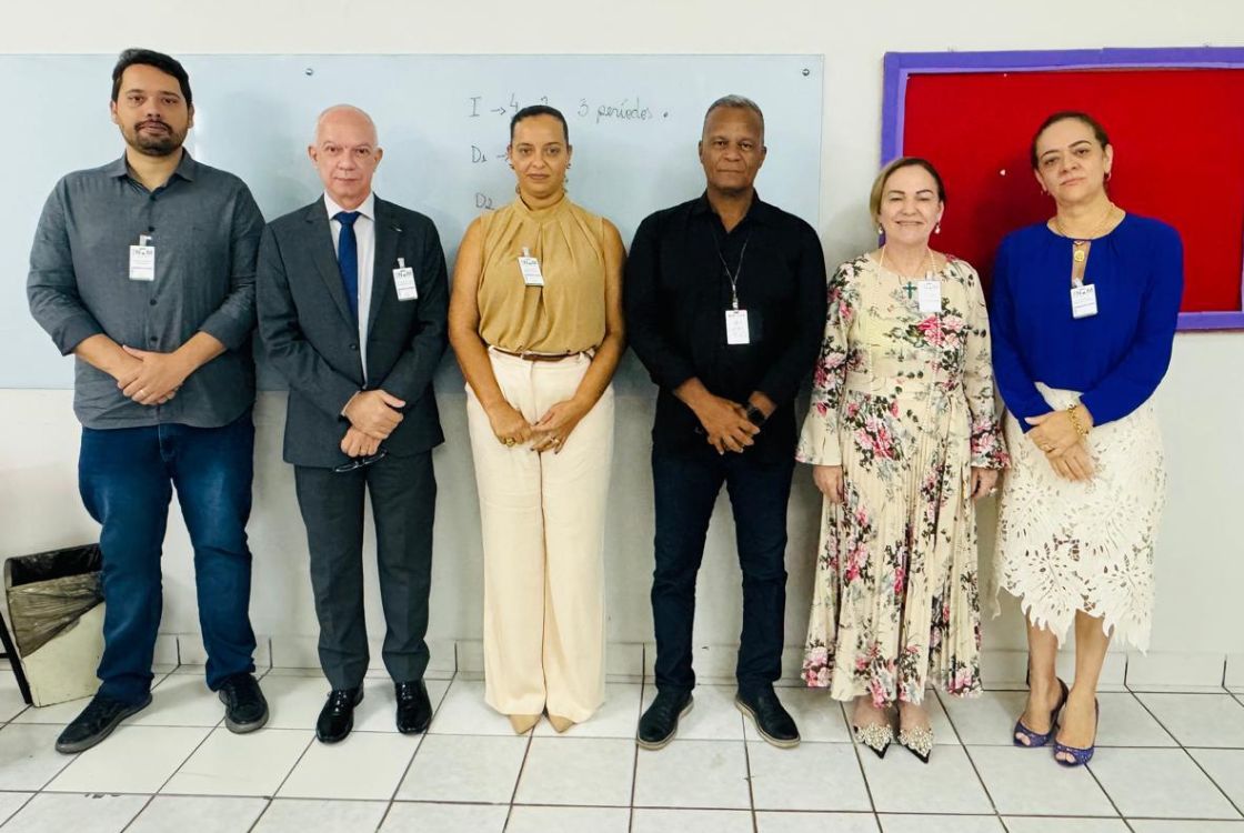 Imagem feita em sala de aula, localizada no Centro Educacional e Cultural Meta, situado na rua Major Ladislau Ferreira, número 544, bairro Abraão Alab, Rio Branco, Acre, onde a presidente do Tribunal de Justiça do Acre, Regina Ferrari e a comissão do Exame Nacional da Magistratura, acompanharam o andamento do certame. Mais de cem candidatos participam do Exame Nacional da Magistratura no Acre No Acre, dos 129 inscritos, 106 compareceram ao local de prova que foi aplicada no Colégio Meta, em Rio Branco O Exame Nacional da Magistratura (Enam) foi aplicado neste domingo, 14, em todas as unidades federativas. A prova habilita candidatas e candidatos aos concursos da magistratura promovidos pelos tribunais federais, militares, estaduais e do trabalho. No Acre, dos 129 inscritos, 106 compareceram ao local de prova que foi aplicada no Colégio Meta, em Rio Branco, sob coordenação da Fundação Getúlio Vargas. As regras para realização do certame foram estabelecidas na Resolução n. 7 da Escola Nacional de Formação e Aperfeiçoamento de Magistrados (Enfam), em 7 de dezembro. A Escola foi escolhida pelo Conselho Nacional de Justiça (CNJ) para conduzir o exame, por meio da Resolução n. 531, de 14 de novembro de 2023. No Estado, o processo de hoje foi acompanhado pela presidente do Tribunal de Justiça do Acre (TJAC), desembargadora Regina Ferrari, pela juíza-auxiliar da Presidênci, Isabelle Sacramento, pelo juiz do Trabalho, Edson Carvalho, e pelo juiz federal, Wendelson Pereira. Eles averiguaram as salas, acompanharam o horário exato do fechamento dos portões, a entrega dos malotes com os cadernos de avaliação e o encerramento do horário de aplicação da prova. A juíza-auxiliar da Presidência do TJAC, Zenice Mota, representou a Escola Nacional de Formação e Aperfeiçoamento de Magistrados (Enfam). O certame, que será realizado pelo menos uma vez por ano, contou com a prova objetiva com 80 questões de múltipla escolha das disciplinas Direito Constitucional, Direito Administrativo, Noções Gerais de Direito e Formação Humanística, Direitos Humanos, Direito Processual Civil, Direito Civil, Direito Empresarial e Direito Penal. O exame tem caráter eliminatório e servirá como requisito obrigatório para aqueles que desejam ingressar na magistratura por meio de concursos públicos, em qualquer ramo do Poder Judiciário nacional, com exceção dos editais publicados antes da resolução. Serão considerados habilitados, os candidatos que obtiverem percentual de acertos igual ou maior que 70% da prova. Pessoas autodeclaradas negras, indígenas ou com deficiência serão consideradas habilidades caso obtenham, ao menos, 50% de acertos. De acordo com cronograma divulgado pela banca organizadora Fundação Getúlio Vargas (FGV), a divulgação do gabarito preliminar acontecerá na terça-feira, 16. O resultado preliminar e o gabarito definitivo da prova objetiva serão disponibilizados no dia 13 de maio. Já a publicação do resultado definitivo do exame acontece no dia 28 de maio. A Região Norte contou com 2.925 pessoas inscritas.