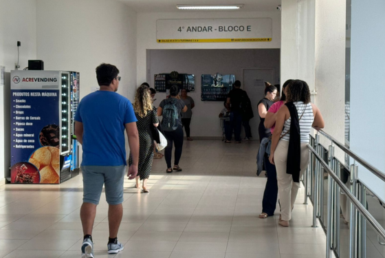 Imagem feita na União Educacional do Norte, localizada na Capital do Estado do Acre, Rio Branco, BR 364, quilômetro 2, Alameda Alemanha, número 200, bairro Jardim Europa, cep.: 69.915-901. Onde mostra as candidatas e candidatos direcionando-se para as salas de aplicação do certame. TJAC divulga gabarito preliminar da prova para o cargo de Analista Judiciário As provas ocorreram no último domingo, 12, com a participação de mais de 1.500 concorrentes que estavam habilitadas e habilitados a realizar o certame O Instituto Verbena, fundação responsável pela organização e aplicação das etapas do Concurso Público para servidores do Tribunal de Justiça do Acre (TJAC), divulgou nesta segunda-feira, 16, o gabarito preliminar e a resposta esperada da prova discursiva, do cargo de Analista Judiciário – Direito (Área Judiciária). As provas ocorreram no último domingo, 12, com a participação de mais de 1.500 concorrentes que estavam habilitadas e habilitados a realizar o certame. As candidatas e candidatos podem acessar o gabarito preliminar no site oficial do Instituto Verbena, no link: https://sistemas.institutoverbena.ufg.br/2024/tj-ac/. O resultado da prova objetiva para o cargo de Analista Judiciário – Direito (Área Judiciária), está previsto para o dia 27 de maio e a prova discursiva para o dia 10 de junho, conforme cronograma. A aplicação das provas foi acompanhada pela Comissão de Concurso do TJAC e contou com a visita da desembargadora-presidente do TJAC, Regina Ferrari.