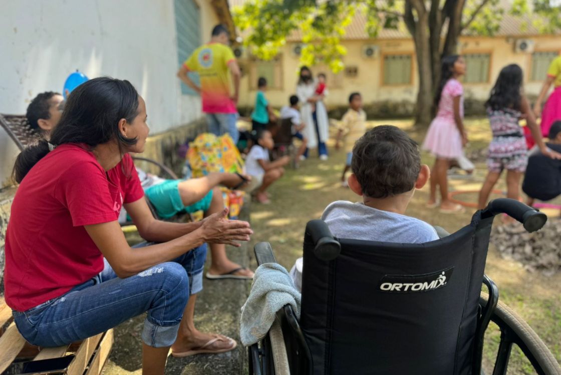 Imagem feita no Educandário Santa Margarida, instituição que acolhe e cuida de crianças em situação de risco ou vulnerabilidade social, rua Rio Grande do Sul, sem número, bairro Preventório, cep.: 69.900-901. Onde mostra crianças abrigadas participando do Projeto Colo de Amor. Presidente do TJAC e juízes visitam crianças em abrigo em nova edição do Projeto Colo de Amor O projeto Colo de Amor tem o objetivo de trazer alento, conforto e o calor de um colo às crianças em situação de vulnerabilidade Amor e carinho foram compartilhados às crianças abrigadas no Educandário Santa Margarida, em mais uma edição do projeto Colo de Amor – especial Dia das Mães, que aconteceu neste sábado, 11. A presidente do Tribunal de Justiça do Acre (TJAC), desembargadora Regina Ferrari, o presidente da Associação dos Magistrados do Acre (ASMAC), juiz de Direito Gilberto Matos, a vice-coordenadora da Coordenadoria da Infância e Juventude (CIJ/TJAC), juíza de Direito Andrea Brito e equipes foram ao local para promover um momento de interação com as crianças. O projeto Colo de Amor tem o objetivo de trazer alento, conforto e o calor de um colo às crianças em situação de vulnerabilidade. No local moram trinta crianças que estão afastadas do convívio familiar por um tempo significativo, e sob proteção do Estado. E o carinho que recebem provem dos funcionários e visitantes. Atendendo ao Art. 4º, do Estatuto da Criança e do Adolescente, que é dever da família, da comunidade, da sociedade em geral e do poder público assegurar, com absoluta prioridade, a efetivação dos direitos referentes à vida, à saúde, à alimentação, à educação, ao esporte, ao lazer, à profissionalização, à cultura, à dignidade, ao respeito, à liberdade e à convivência familiar e comunitária, a ação proporcionou aos menores atividades recreativas e alimentação diferenciada com a participação voluntária de magistradas e servidores(as) do TJAC. Além das mães servidoras e magistradas do TJAC que se dedicam como voluntárias por alguns momentos ao projeto Colo de Amor, o Educandário tem em sua equipe pessoas com verdadeiras histórias de muita dedicação e amor, que optaram em ser verdadeiras mães das crianças que passam pelo local, e de alguns que já vivem há anos ali. Na oportunidade, a equipe do TJAC reuniu-se com a equipe da Coordenação do Educandário Santa Margarida para atualização de procedimentos em prol das crianças.