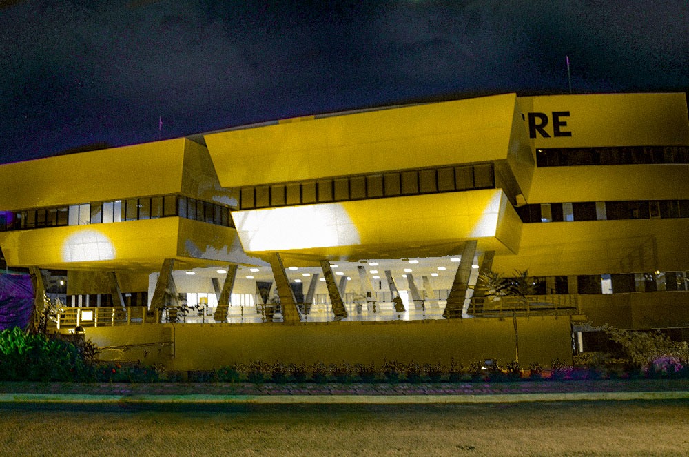 Imagem no lado externo da sede administrativa do Tribunal, localizado na Capital do Estado do Acre, Rio Branco, rua Tribunal de Justiça, sem número, bairro Via Verde. Onde mostra o prédio-sede iluminado na cor laranja em alusão a campanha de combate à exploração sexual de crianças e adolescentes “Maio Laranja”. Sede do TJAC tem iluminação laranja em campanha de combate à exploração sexual de crianças e adolescentes A cada hora 3 crianças são abusadas no Brasil e cerca de 51% tem entre 1 a 5 anos. Todos os anos mais de 500 mil crianças e adolescentes são explorados sexualmente no país Lançada na última quinta-feira, 9, em Rio Branco, pelo Tribunal de Justiça do Acre (TJAC), por meio da Coordenadoria da Infância e Juventude (CIJ), a campanha “Nunca é tarde”, ganha mais um reforço neste “Maio Laranja” de combate aos crimes de abuso sexual infantil. Os prédios do Poder Judiciário do Acre, durante todo o mês de maio, ficarão com iluminação na cor laranja em alusão às campanhas que priorizam a política nacional e estadual de prevenção a esses crimes. O Anuário de Segurança Pública mostra que, em 2022, 60% dos casos de estupros no país, foram de crianças e adolescentes, sendo que a maioria das vítimas, 88,7%, são meninas, violentadas geralmente por pessoas do seu círculo de convivência, 82,7% dos abusadores são conhecidos das vítimas. Campanha Somados ao lançamento da campanha, foi firmada a Carta de Compromisso Institucional para realização de eventos de prevenção e combate a crimes sexuais, cometidos contra crianças e adolescentes, contra mulheres e pessoas LGBTQIA+. Assinaram o documento a presidente do TJAC, desembargadora Regina Ferrari, o deputado Eduardo Ribeiro, pela Assembleia Legislativa do Acre (Aleac), o procurador-geral de Justiça, Danilo Lovisaro, a defensora pública-geral, Simone Santiago, e a secretaria de Assistência Social e Direitos Humanos, Maria Zilmar, representando o governo. O dia 18 de maio, data Nacional de Combate ao Abuso e a Exploração Sexual contra Crianças e Adolescentes é conhecido pelo projeto de lei 9970/00, instituído após ao assassinato de Araceli, uma menina de oito anos que foi drogada, estuprada e morta por jovens de classe média alta, no dia 18 de maio de 1973, em Vitória (ES). Esse crime, apesar de sua natureza hedionda, até hoje permanece impune. Disque 100 Disque Denúncia. Disque Direitos Humanos O abuso e exploração sexual de Crianças e Adolescentes é crime! Denuncie.