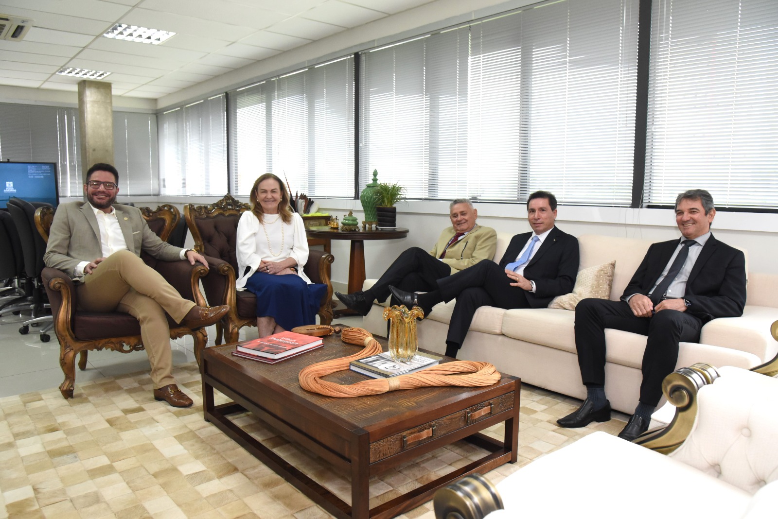 Imagem feita no gabinete da presidência do Tribunal de Justiça do Acre, situado na sede administrativa do Tribunal, localizado na Capital do Estado do Acre, Rio Branco, rua Tribunal de Justiça, sem número, bairro Via Verde. Onde mostra a presidente do Tribunal de Justiça do Acre, Regina Ferrari, recebendo a visita do governador do Acre, Gladson Cameli, juntamente com desembargadores da Corte. Presidente do TJAC recebe visita institucional do governador Gladson Cameli Chefes dos poderes Judiciário e Executivo se reuniram no Gabinete da Presidência do TJAC nesta sexta-feira, 10, para alinhamento de projetos resultando em um sistema mais eficiente e justo para todos os cidadãos A presidente do Tribunal de Justiça do Acre (TJAC), desembargadora Regina Ferrari, recebeu no Gabinete da Presidência, nesta sexta-feira, 10, a visita institucional do governador Gladson Cameli. No encontro oficial entre os chefes dos poderes Judiciário e Executivo, a pauta foi para tratar dos alinhamentos para implantação da metodologia das Associações de Proteção e Assistência aos Condenados (Apacs), a entrega do Ponto de Inclusão Digital (PIDJus) na Aldeia Caucho, situada na regional Tarauacá-Envira, abrangidos pelos municípios de Feijó, Jordão e Tarauacá e outros assuntos institucionais de interesse do Judiciário. Embora as duas ações já estejam em andamento, que trarão grande benefício à população, a desembargadora-presidente do Judiciário, que esteve acompanhada dos desembargadores Francisco Djalma, Laudivon Nogueira e Nonato Maia, pediu apoio especial do Executivo quanto a instalação do PID na Aldeia Caucho. “Ontem, no Palácio do Governo, avançamos nas tratativas para implantação da metodologia das Associações de Proteção e Assistência aos Condenados, e hoje nos reunimos para alinhar novos pontos. Agradeço a disponibilidade do nosso governador que sempre colabora com nossos projetos fortalecendo a cooperação entre os poderes resultando em um sistema mais eficiente e justo para todos os cidadãos”, disse a desembargadora-presidente Regina Ferrari. O governador demonstrou empenho no atendimento aos pleitos formulados destacando a harmonia entre os poderes permitindo a busca por soluções colaborativas e alinhadas com as necessidades da sociedade.