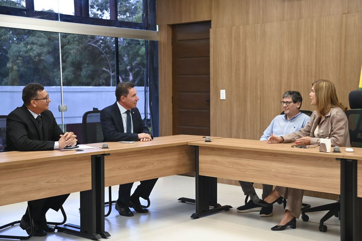 Na foto, o pró-reitor de Planejamento da Ufac, Alexandre Hid, o secretário-geral do TJAC, Júnior Martins, a reitora da UFAC, Guida Aquino, e o desembargador-presidente do TJ Acre, Laudivon Nogueira.